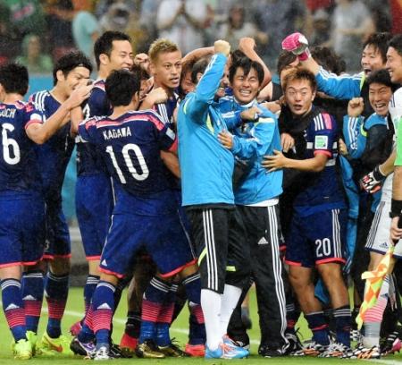 コートジボワール戦で、本田圭佑（中央左）のゴールを喜ぶ日本代表の選手ら
