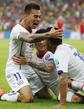 　スペイン-チリ　前半、バルガス（左）の先制ゴールを喜ぶチリイレブン＝リオデジャネイロ（共同）