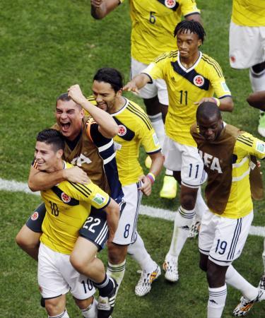 　コロンビア-コートジボワール　後半、ロドリゲス（左手前）の先制ゴールを喜ぶコロンビアイレブン＝ブラジリア（ＡＰ＝共同）