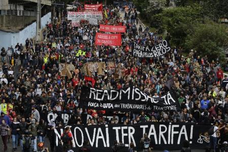 　19日、ブラジル・サンパウロで行われた公共交通機関の無料化を求めるデモ（ＡＰ＝共同）