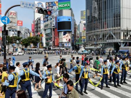 斜め横断禁止の交通規制が実施された渋谷駅前のスクランブル交差点＝撮影・会津智海