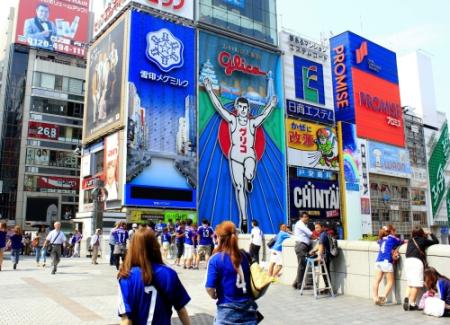 Ｗ杯日本戦の試合後、大阪・道頓堀の戎橋には様子見で訪れるサポーターもいたが、混乱はなかった