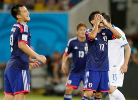 後半、ゴール前で顔を覆う香川。左は岡崎（共同）