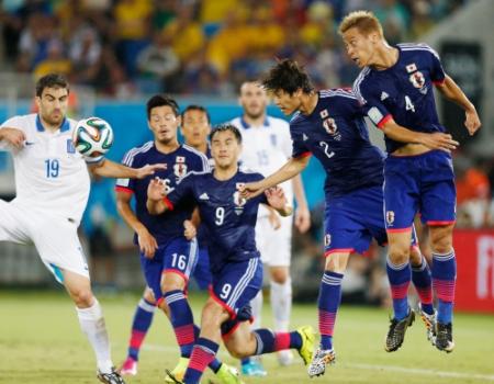 前半、ギリシャのＣＫを防ぐ（右から）本田、内田、岡崎、山口（共同）