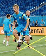 　障害を飛び越え、ダッシュする本田（撮影・吉澤敬太）