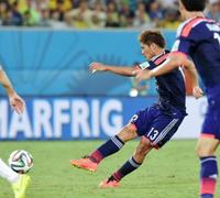 後半、ミドルシュートを放つ大久保（撮影・吉澤敬太）