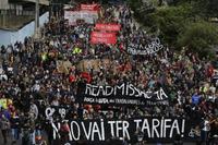 　19日、ブラジル・サンパウロで行われた公共交通機関の無料化を求めるデモ（ＡＰ＝共同）