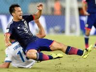 前半、競り合い倒される岡崎（共同）