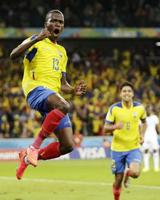 　前半、同点ゴールを決め、喜ぶエクアドルのＥ・バレンシア