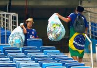 　ギリシャ戦を観戦後、観客席のごみ拾いをし引き揚げる日本サポーター＝１９日、ナタル（共同）