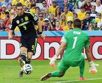　オーストラリア-スペイン　後半、２点目のゴールを決めるスペインのフェルナンドトレス＝クリチバ（ロイター＝共同）