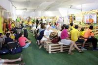 　２３日、クイアバの空港に設置された「ファンゾーン」でＷ杯をテレビ観戦する人たち（共同）