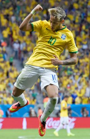 　前半、２点目のゴールを決め喜ぶネイマール（共同）