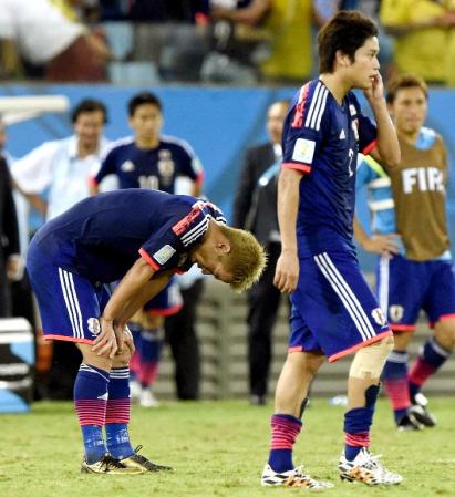 　１次リーグ敗退が決まり、肩を落とす本田。右は内田＝クイアバ（共同）