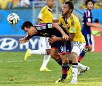 前半、岡崎がヘディングで同点ゴールを決める（撮影・吉澤敬太）