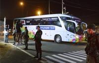 　コロンビア戦を終え、クイアバからイトゥに戻ったサッカー日本代表を乗せたバス＝２５日（共同）