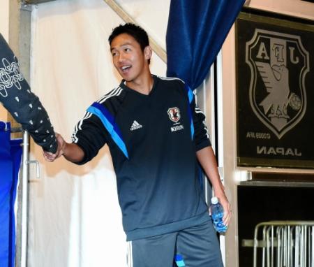 関係者と握手を交わす清武弘嗣＝ブラジル・イトゥ（撮影・吉澤敬太）