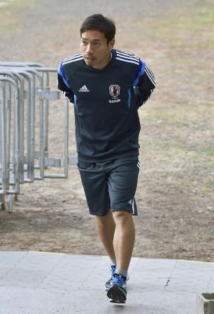 　コロンビア戦から一夜明け、記者会見場に向かう長友＝25日、イトゥ（共同）