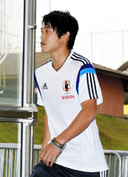 会見場に入る内田篤人＝ブラジル・イトゥ（撮影・吉澤敬太）