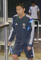 　コロンビア戦から一夜明け、記者会見場に向かう清武＝25日、イトゥ（共同）