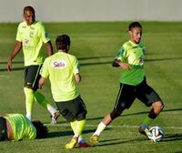 　コロンビア戦を前に、調整するブラジルのネイマール（右）ら＝３日、フォルタレザ（ゲッティ＝共同）