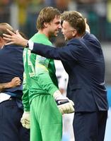 　ＰＫ戦で準決勝進出を決め、ＧＫクルル（左）をねぎらうオランダのファンハール監督（共同）