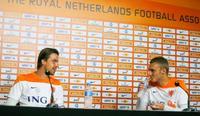 　記者会見するオランダのＧＫクルル（左）とシレッセン＝６日、リオデジャネイロ（ロイター＝共同）