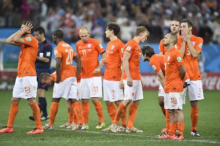 　アルゼンチンにＰＫ戦で敗れ、肩を落とすスナイダー（１０）らオランダイレブン＝サンパウロ（共同）