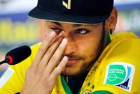 　チームに合流し、記者会見で涙をぬぐうブラジルのネイマール（ＡＰ＝共同）