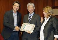 　リオデジャネイロ州政府のカルロス・ポルチニョ環境局長（左）から表彰状を受け取る高瀬寧駐リオ日本総領事（中央）＝１１日（共同）