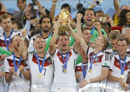 　ワールドカップトロフィーを掲げ、優勝を喜ぶクローゼらドイツイレブン＝リオデジャネイロ（共同）
