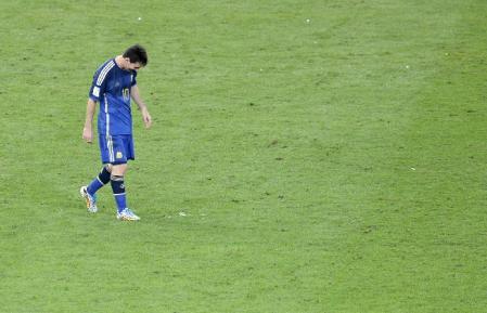 　ドイツ‐アルゼンチン　延長後半終了間際にＦＫを外し、うつむくアルゼンチンのメッシ（共同）
