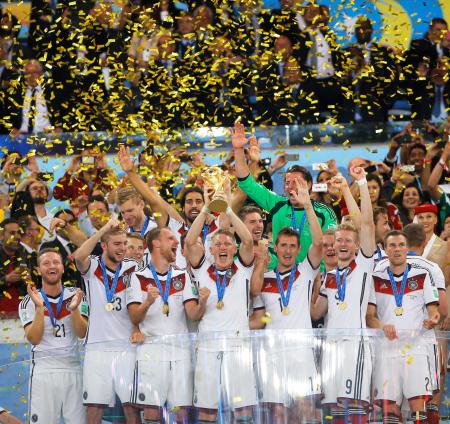 ワールドカップトロフィーを掲げ、優勝を喜ぶシュバインシュタイガーらドイツイレブン（共同）