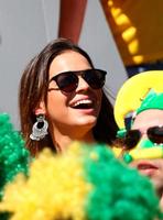 　サッカーＷ杯の対チリ戦でブラジルのサポーターと応援するネイマール選手の恋人、ブルーナ・マルケジーニさん＝６月２８日（ゲッティ＝共同）