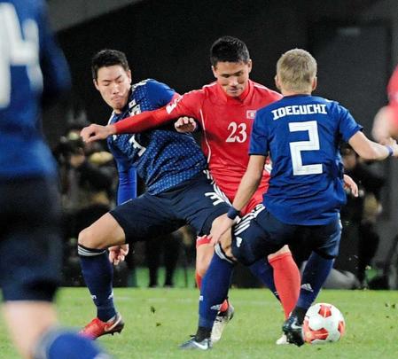 　北朝鮮との試合で懸命なディフェンスをみせる昌子源（左）＝２０１７年１２月９日、味の素スタジアム