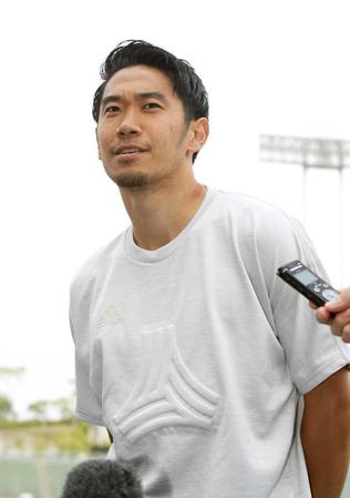 　練習後、取材に応じる香川（共同）