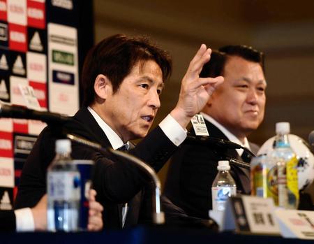 　発表したメンバーについて説明するサッカー日本代表・西野監督。右は日本サッカー協会・田嶋会長