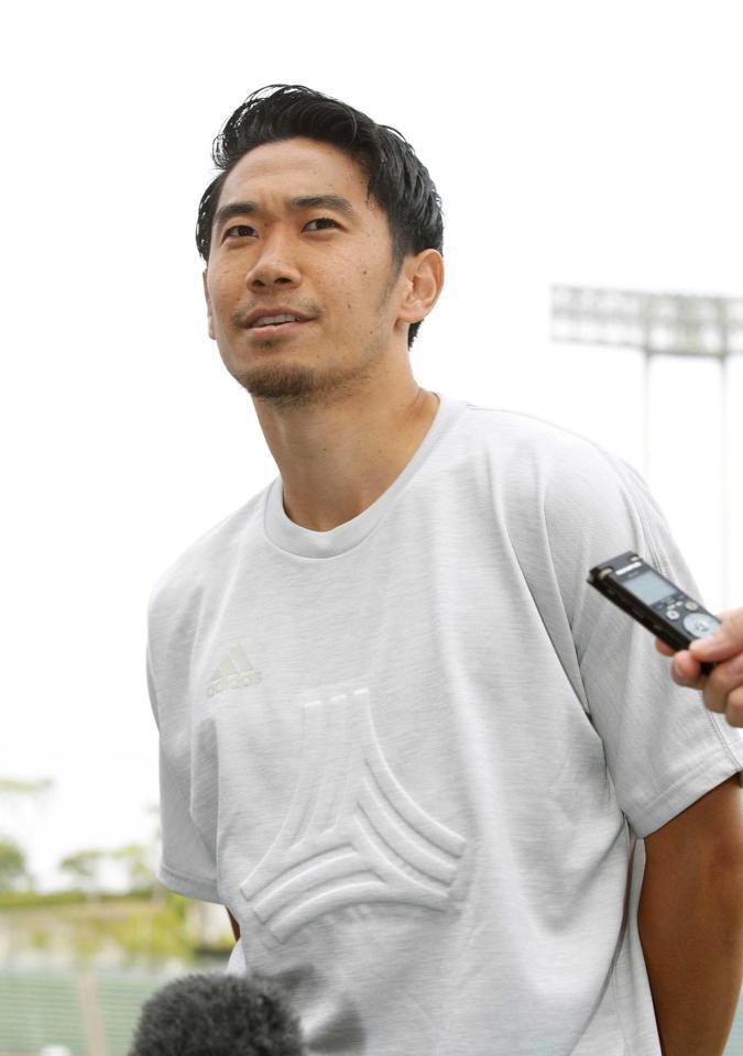 　練習後、取材に応じる香川（共同）