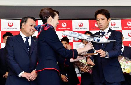 サッカー日本代表応援ジェット１号機モデルプレーンを贈呈される日本代表・西野朗監督（右）。左は田嶋幸三会長＝成田空港（撮影・中田匡峻）