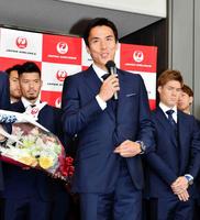 選手を代表し、あいさつをする長谷部誠＝成田空港（撮影・中田匡峻）