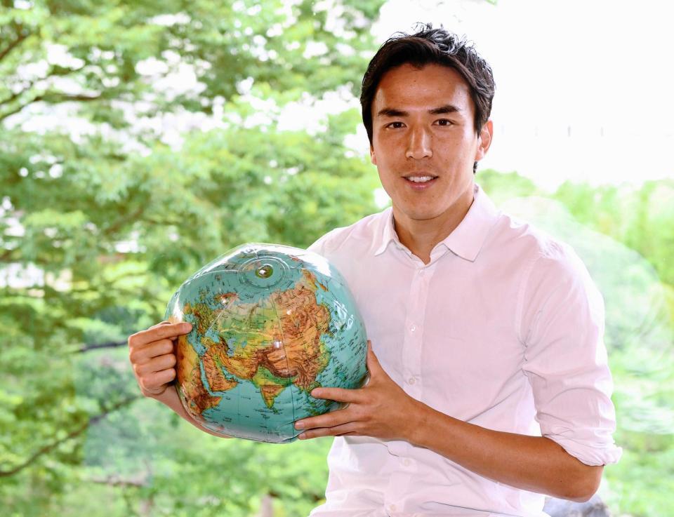 　地球儀を持ち活躍を誓う長谷部