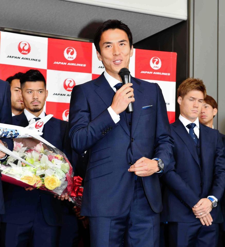 選手を代表し、あいさつをする長谷部誠＝成田空港（撮影・中田匡峻）
