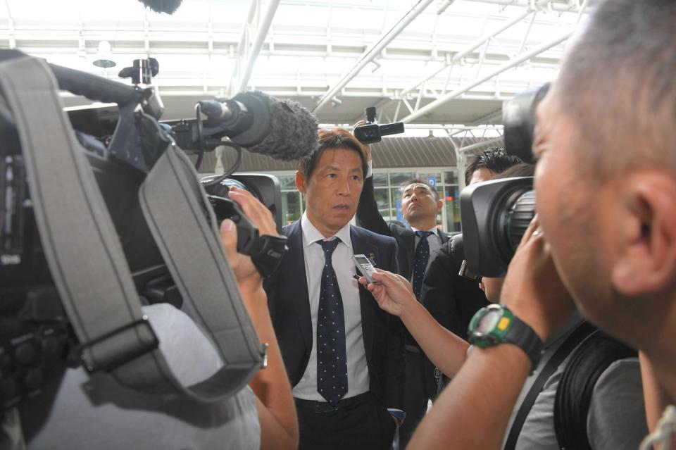 　ドイツ・ミュンヘン空港に到着した日本代表・西野監督