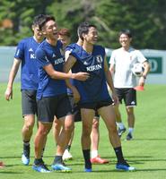 午前中はフィジカルトレーニングを行った日本代表・香川。左は槙野＝オーストリア・ゼーフェルト（撮影・堀内翔）