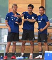 練習を早めに切り上げ談笑する（左から）本田、槙野、長友＝オーストリア・ゼーフェルト（撮影・堀内翔）