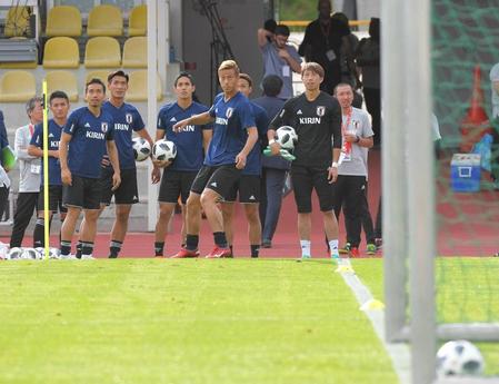 角度のないサイドからゴールを狙う日本代表・本田＝スイス・ルガノ