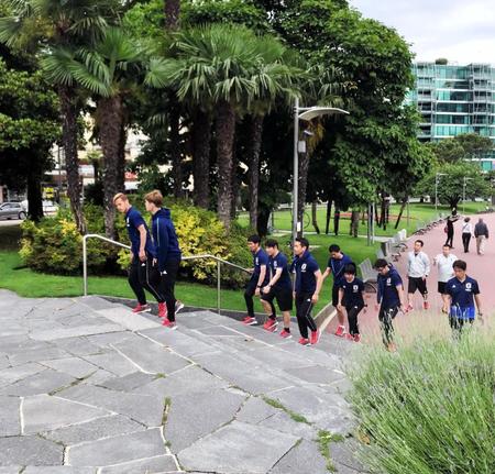 親善試合・スイス戦を前に、ルガノ市内を散歩するサッカー日本代表＝スイス・ルガノ