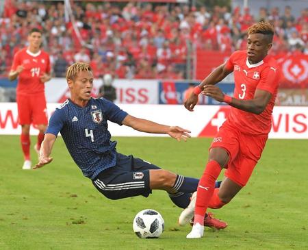 後半、競り負ける日本代表・本田（左）＝スイス・ルガノ（撮影・堀内翔）