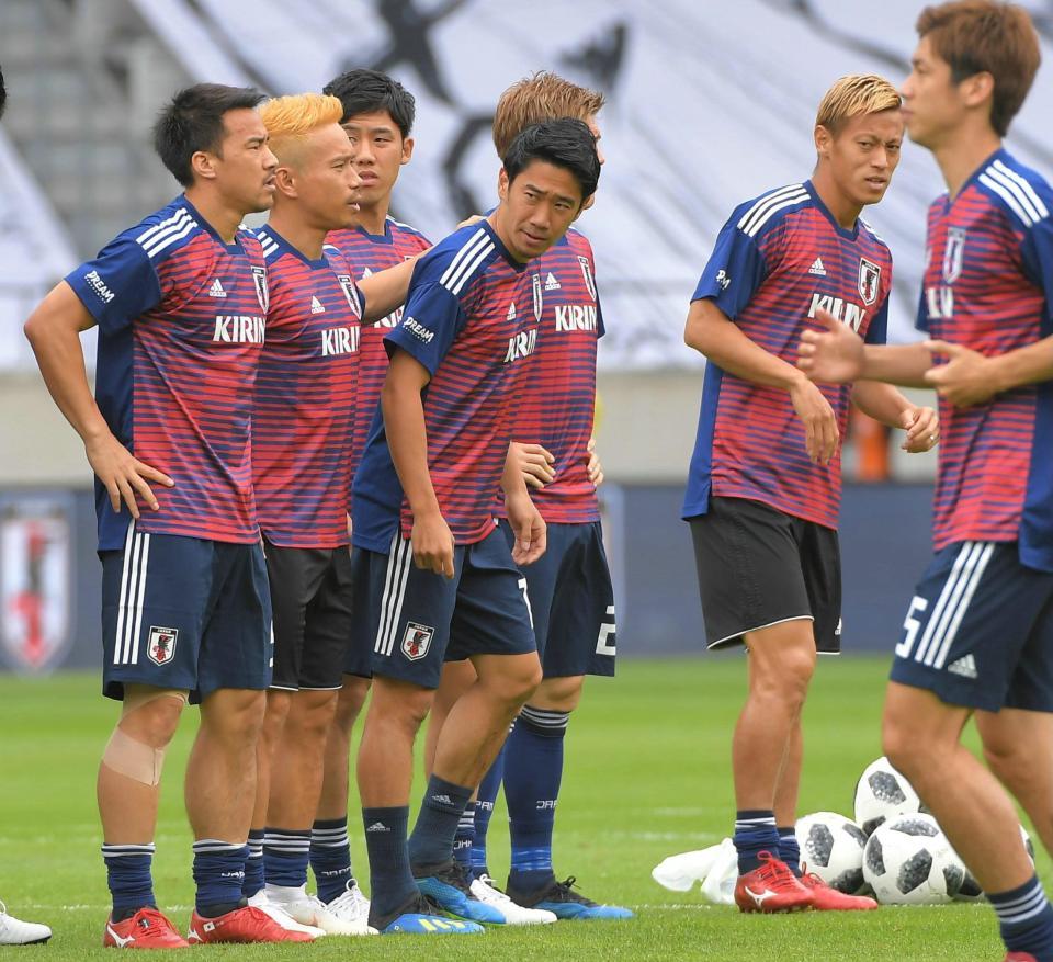 試合前にピッチに登場した日本代表・香川と岡崎（左端）＝オーストリア・インスブルック（撮影・堀内翔）
