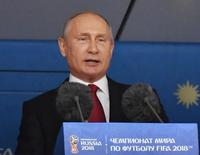 　サッカーＷ杯ロシア大会の開会式典で発言するプーチン大統領＝14日、モスクワ（共同）